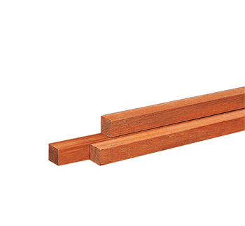 <BIG> <B> Poteau en bois dur AZ finement sci&eacute;, pointu 6 x 6 x 150 cm. </B> </BIG>