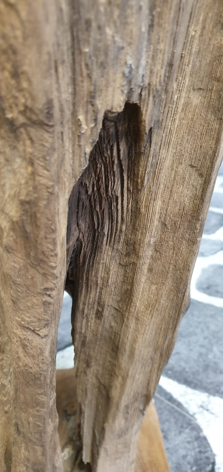 <BIG><B>Cave à vin en teck du Pérou</B></BIG>